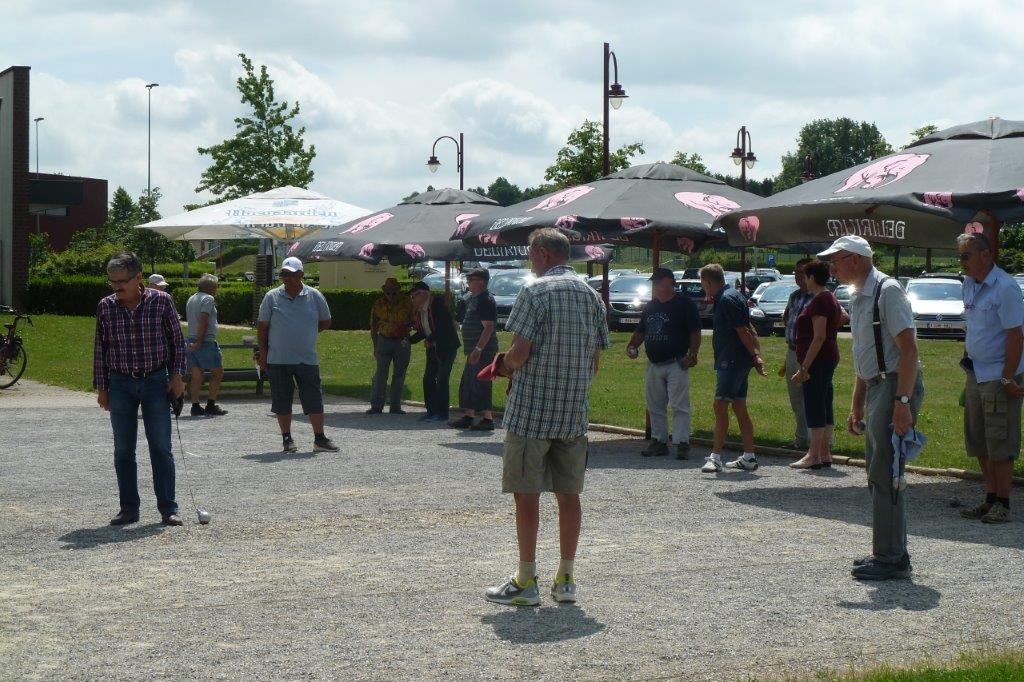 petanquespelers in actie op meerdere pleinen.